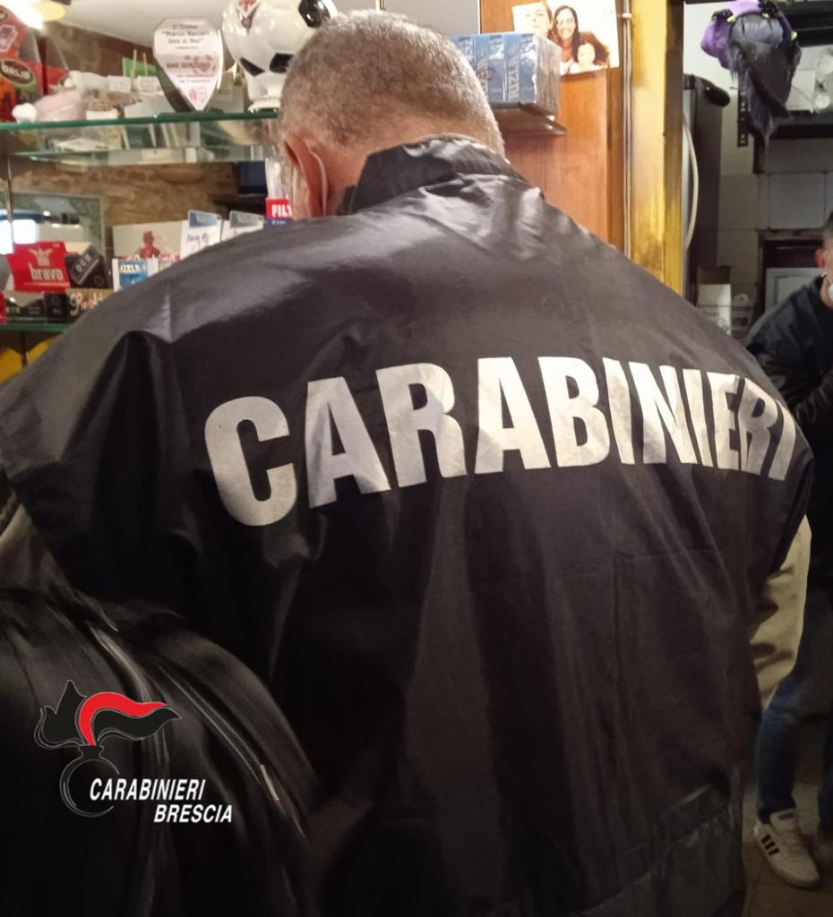 Serve i clienti all’interno del bar, multato si giustifica: “E’ il mio compleanno”