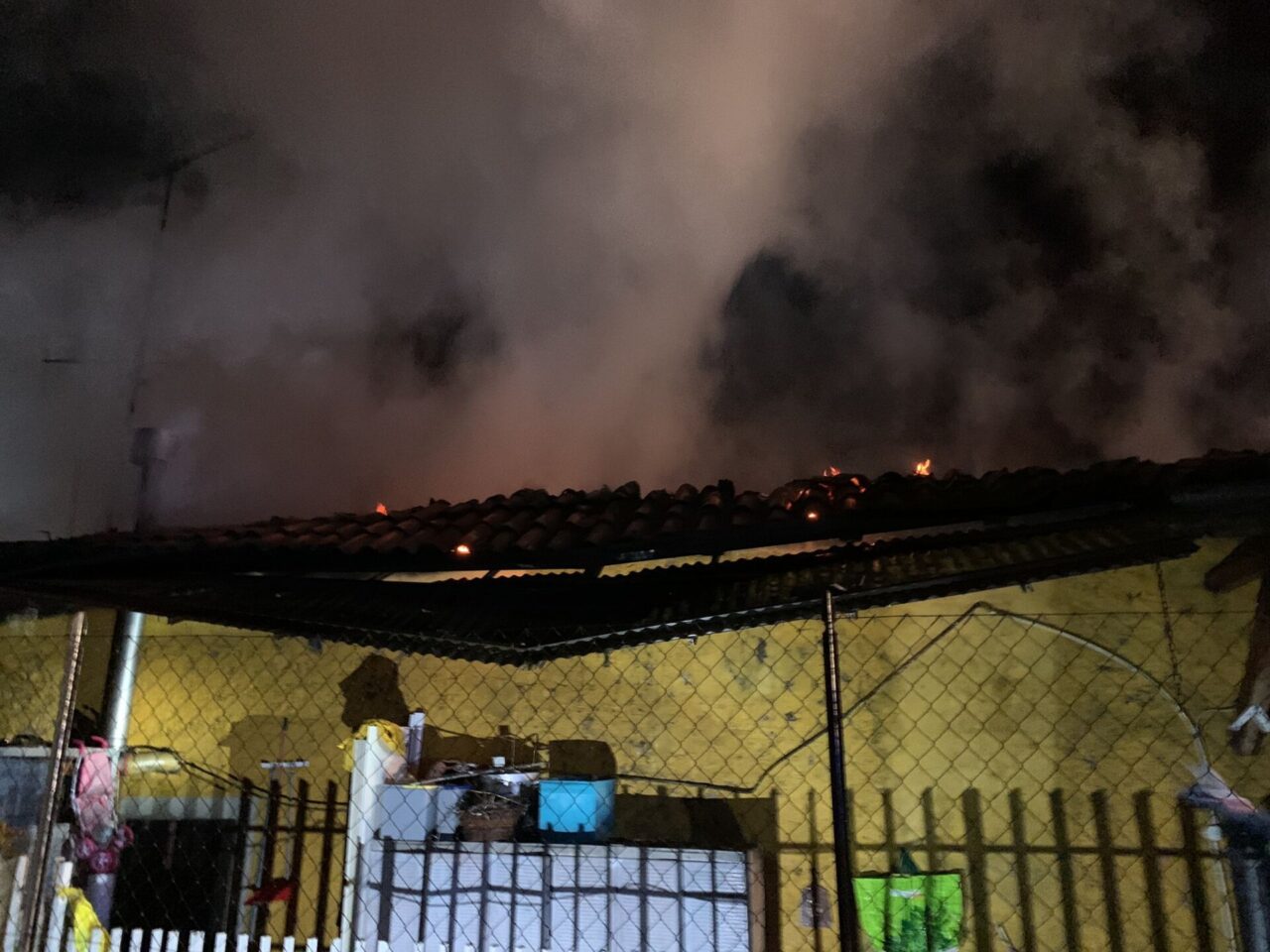 In fiamme la casa del custode della roggia