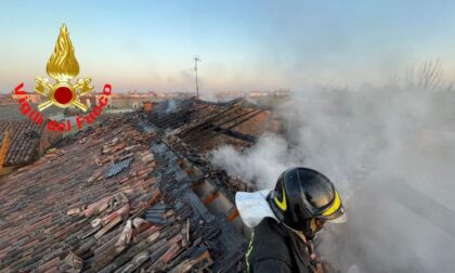 Tetto in fiamme nella notte paura a Cadignano