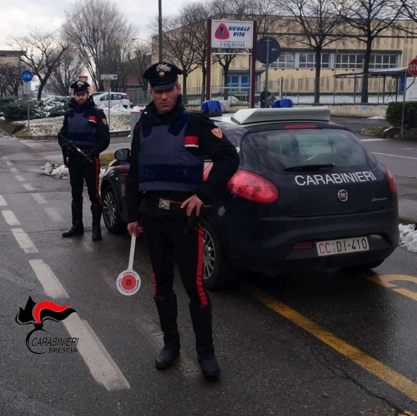 Fugge all’alt, folle inseguimento nella Bassa: denunciato un 37enne