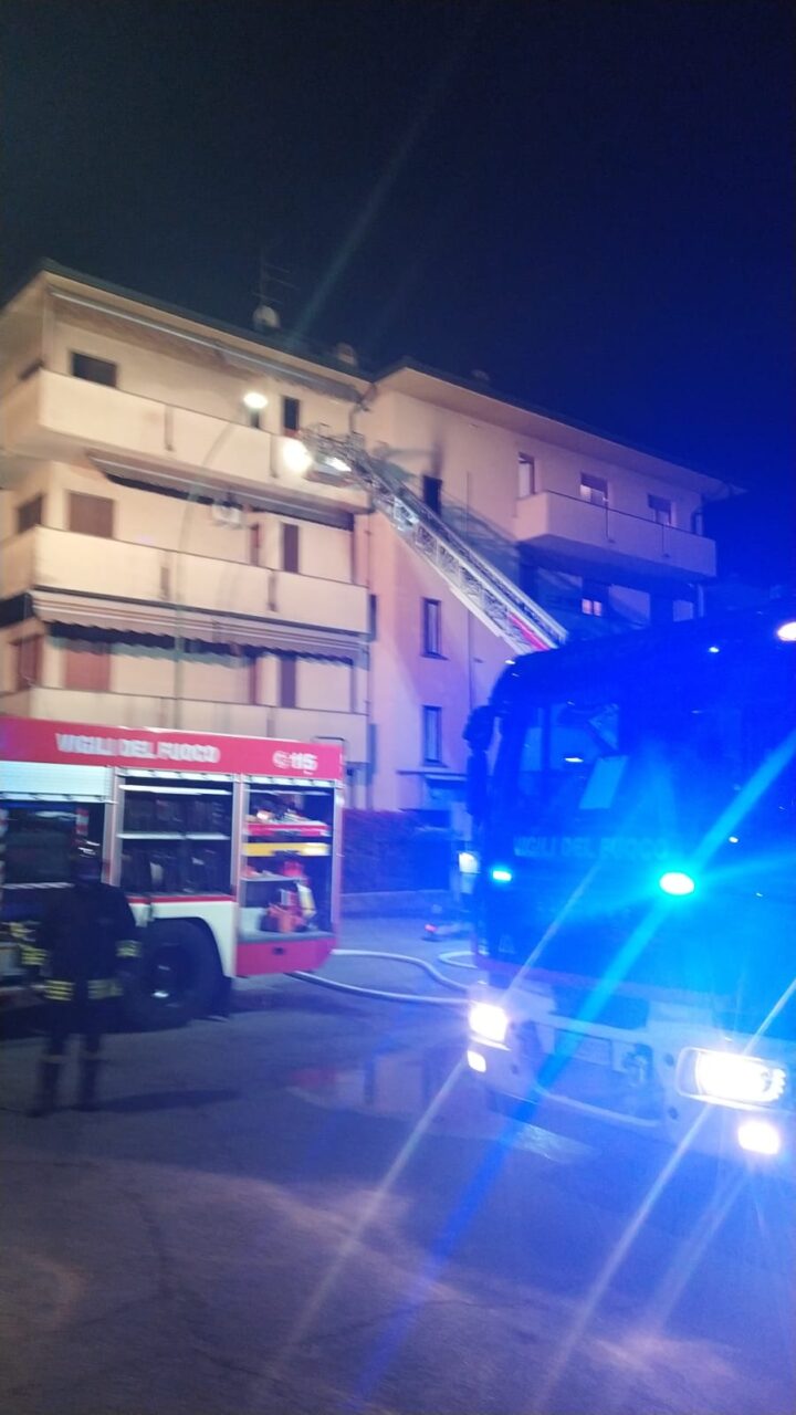 Appartamento in fiamme: il proprietario esce in pigiama e sparisce nel nulla