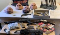 Nel garage un arsenale di armi, munizioni e maschere in lattice: arrestato