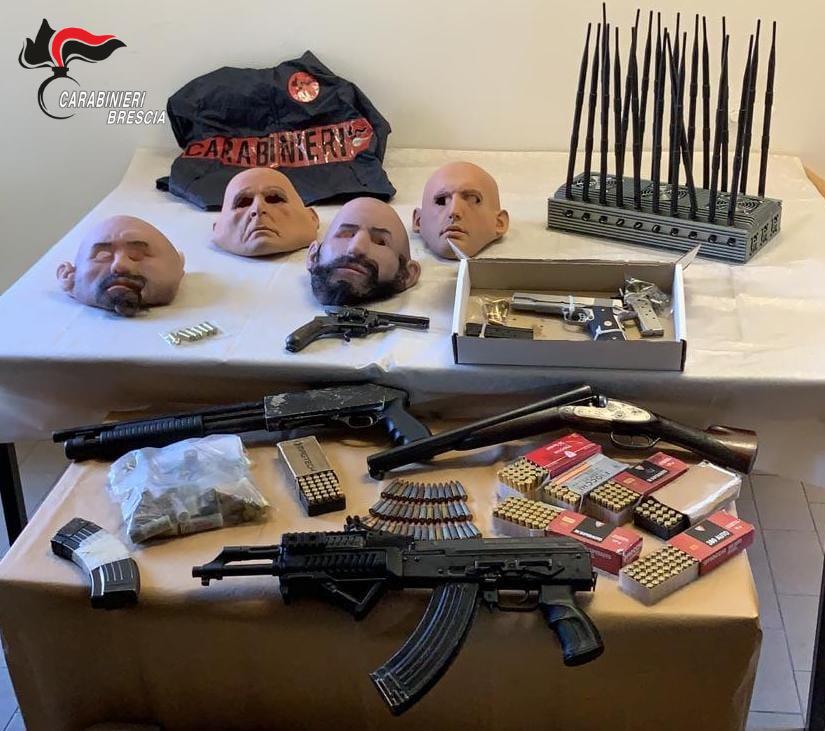 Nel garage un arsenale di armi, munizioni e maschere in lattice: arrestato