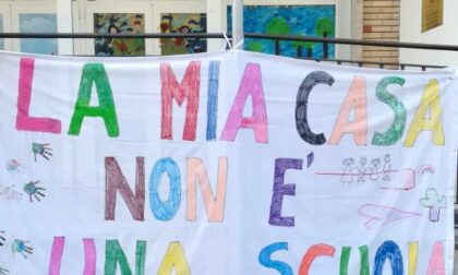 Protesta a suon di striscioni: «La mia casa non è una scuola»