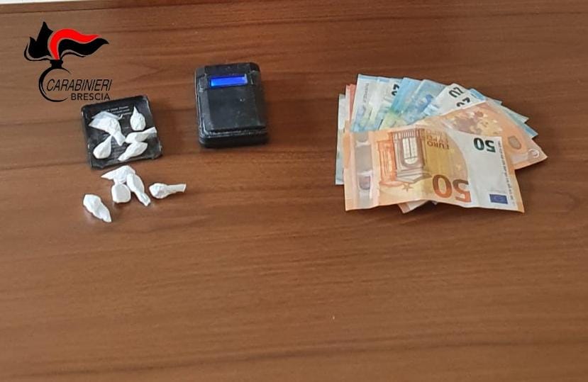 Nascondeva la cocaina nel pacchetto di sigarette, arrestato