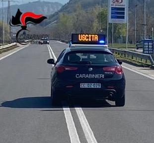 Finge di vomitare per liberarsi della droga, in manette marito e moglie