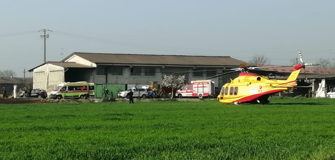 Cade dal ponteggio mentre lavora, ferito un 44enne
