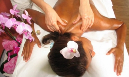 Lavorava su appuntamento in barba ai divieti, nei guai un centro benessere