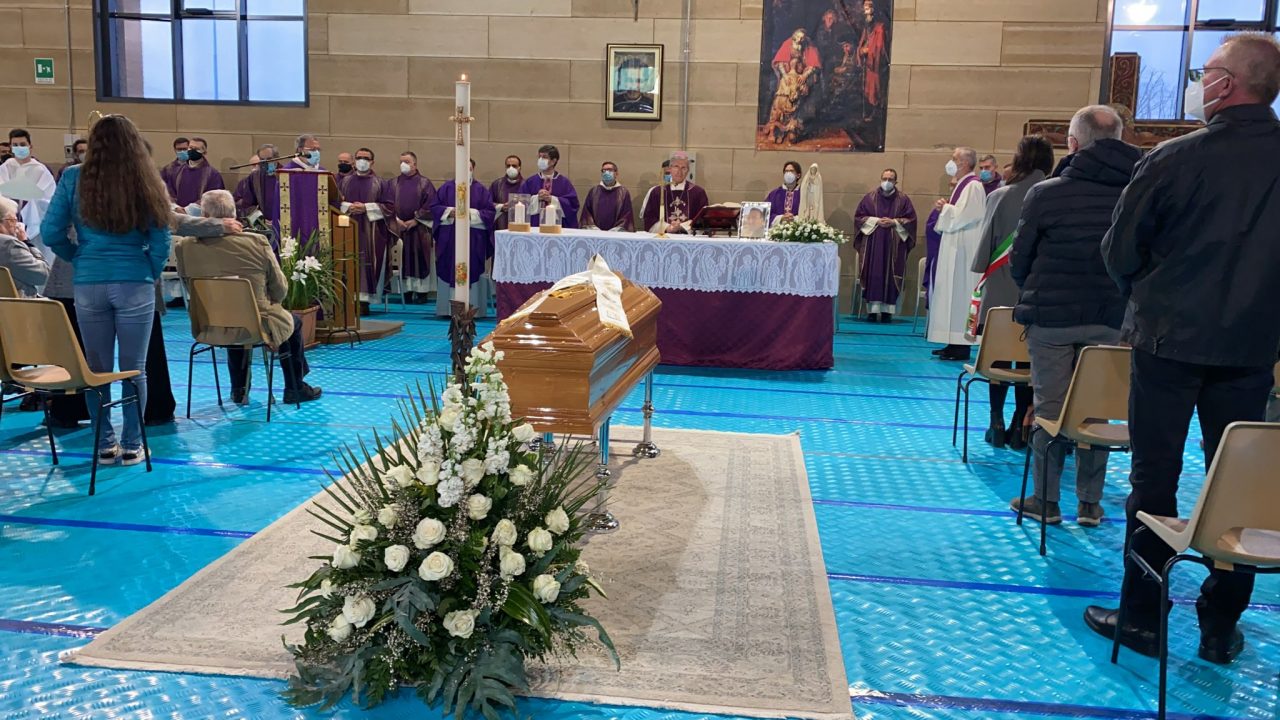 Lacrime per l’ultimo saluto a don Luca Pozzoni