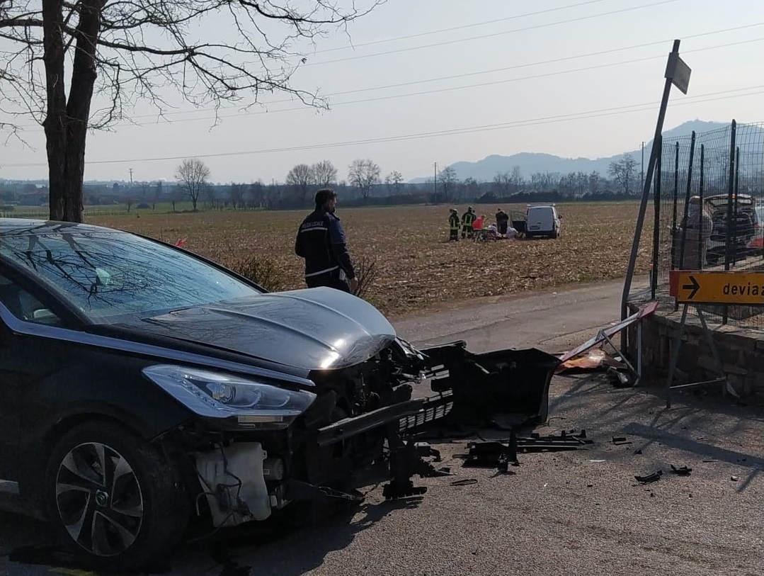 Scontro tra auto e furgone sulla strada di campagna