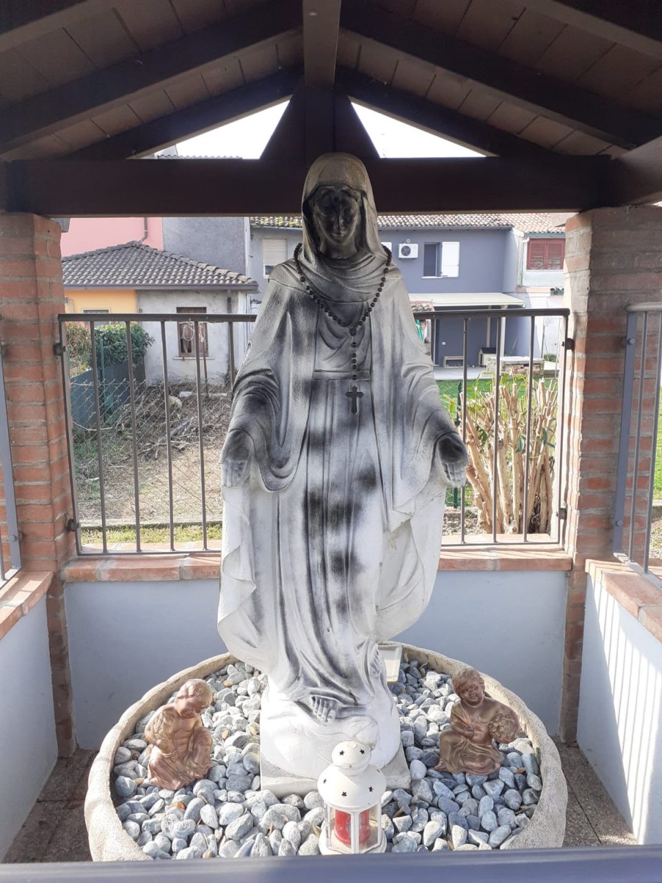 Sfregiata la Madonna del volontariato a Milzano