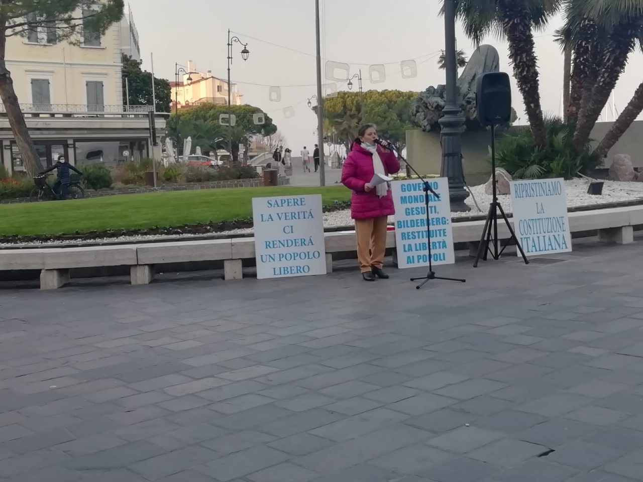 «Medico vai a f*****»: il video delle frasi shock alla manifestazione No vax di Desenzano