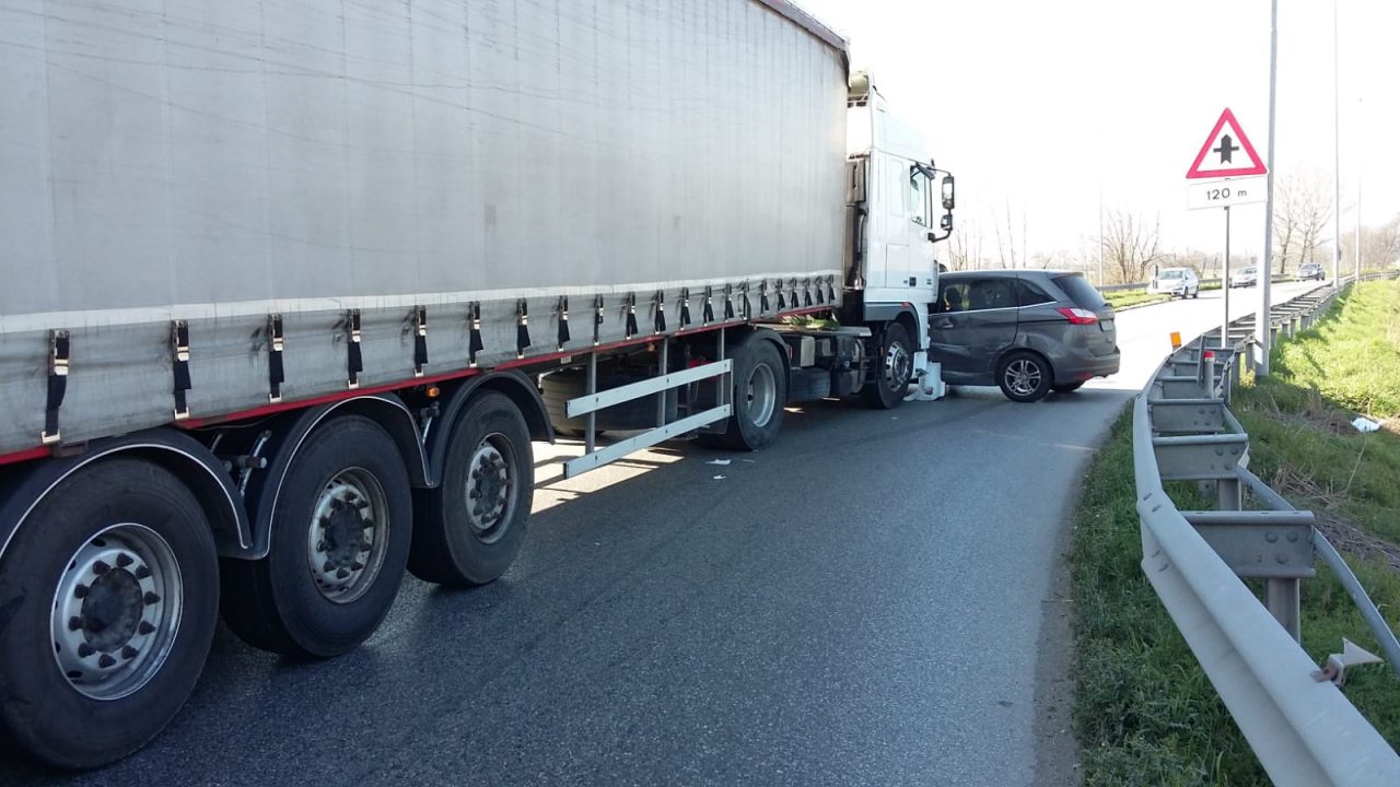 Si immette nella rotonda quando sta per passare un camion: codice rosso a Offlaga