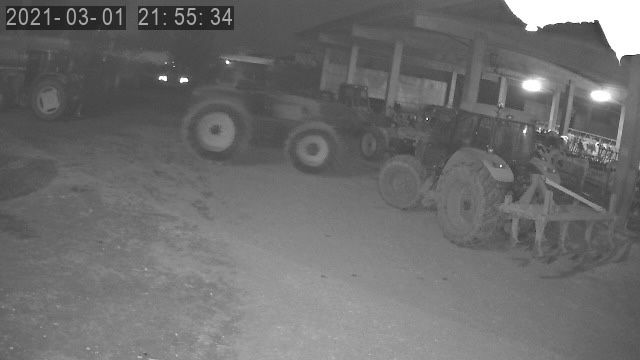 Tentano di rubare i trattori, agricoltore “salvato” dalle telecamere