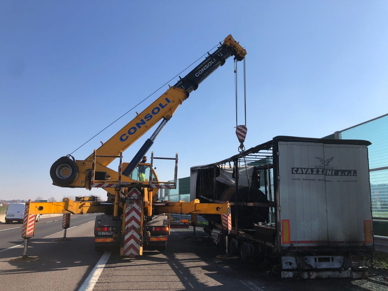 Rimorchio in fiamme sulla A4 tra Rovato e Palazzolo