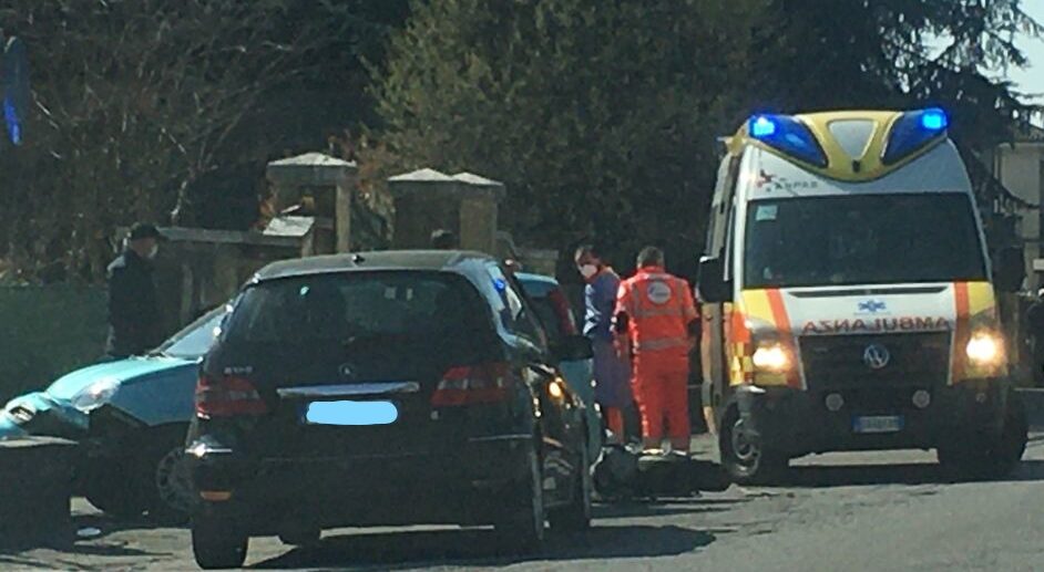 Scontro fra auto e moto, ferito un 22enne