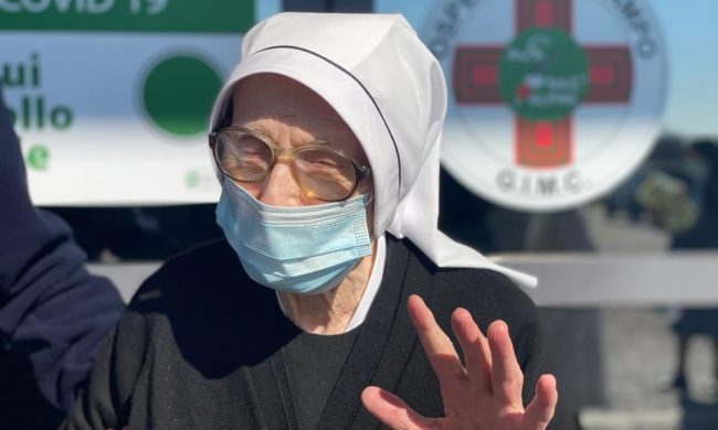 Suor Romilda, 103 anni, ha ricevuto il vaccino anti Covid