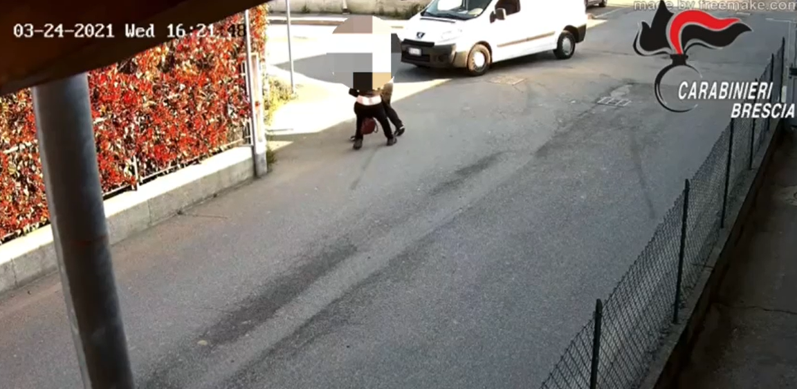 Picchiata e costretta a camminare nuda nei boschi: il video del sequestro