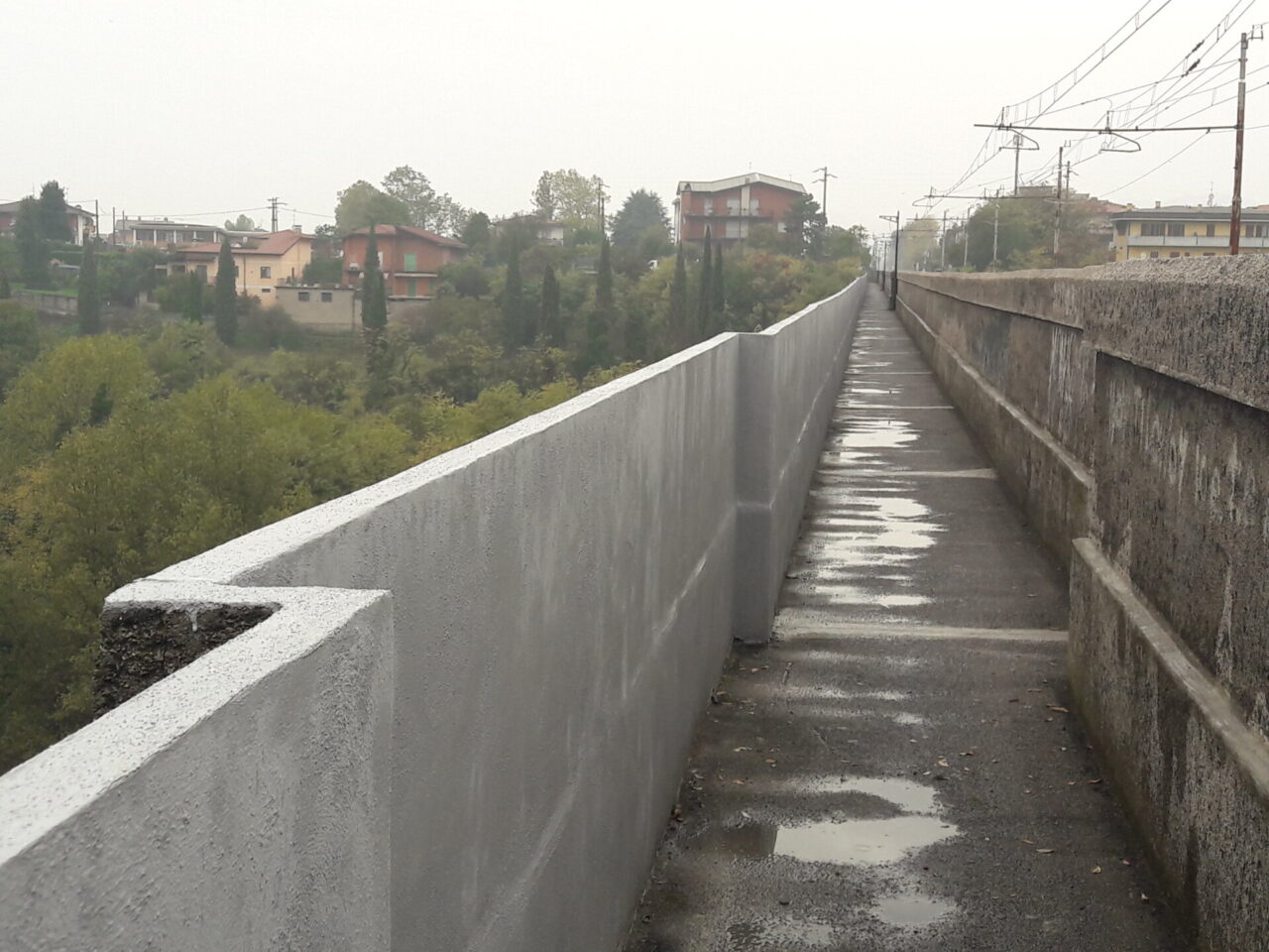 Impianto di illuminazione sulla passerella ferroviaria