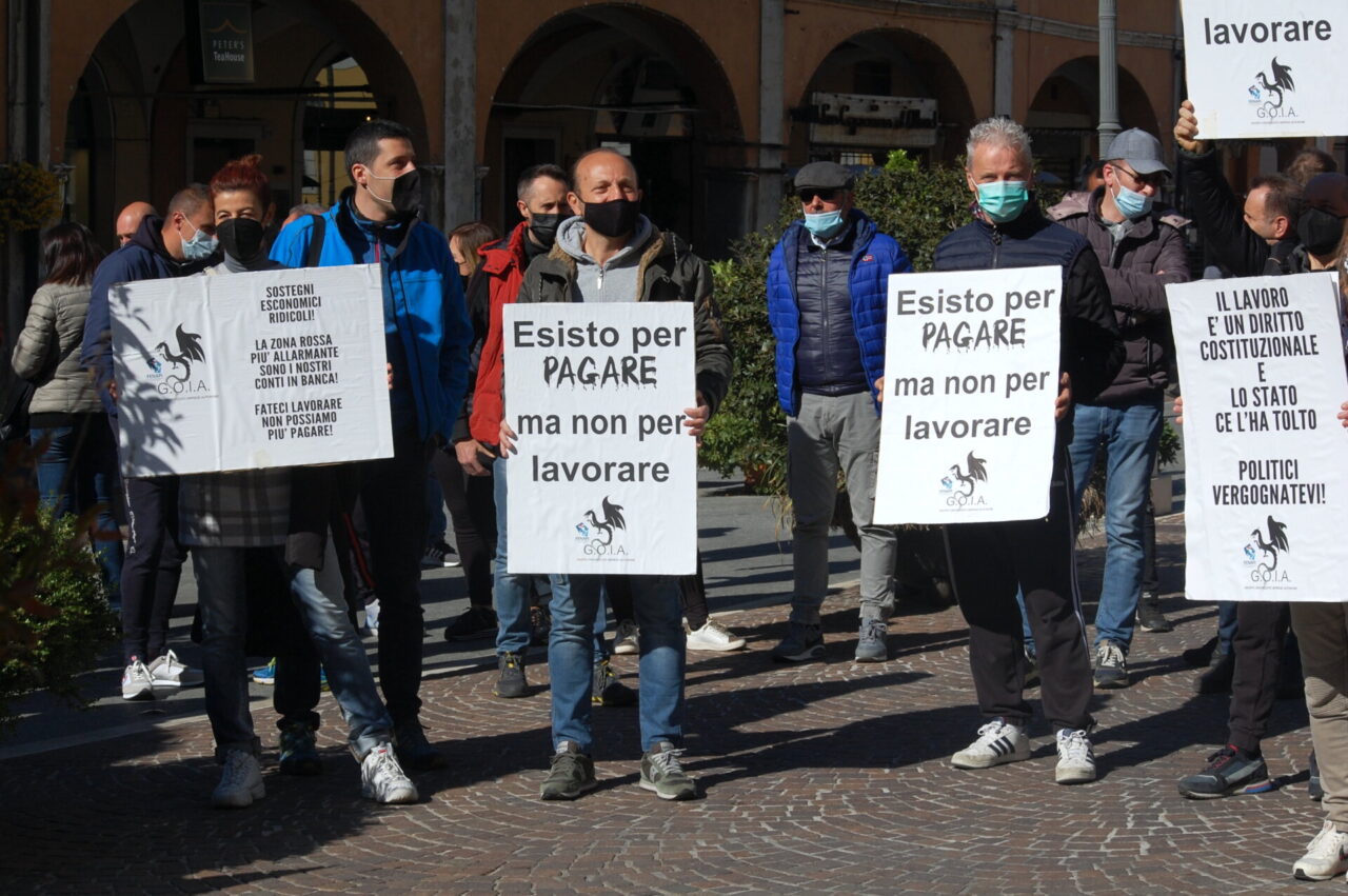 «Lavorare per vivere»: oltre 150 ambulanti scendono in piazza a Brescia
