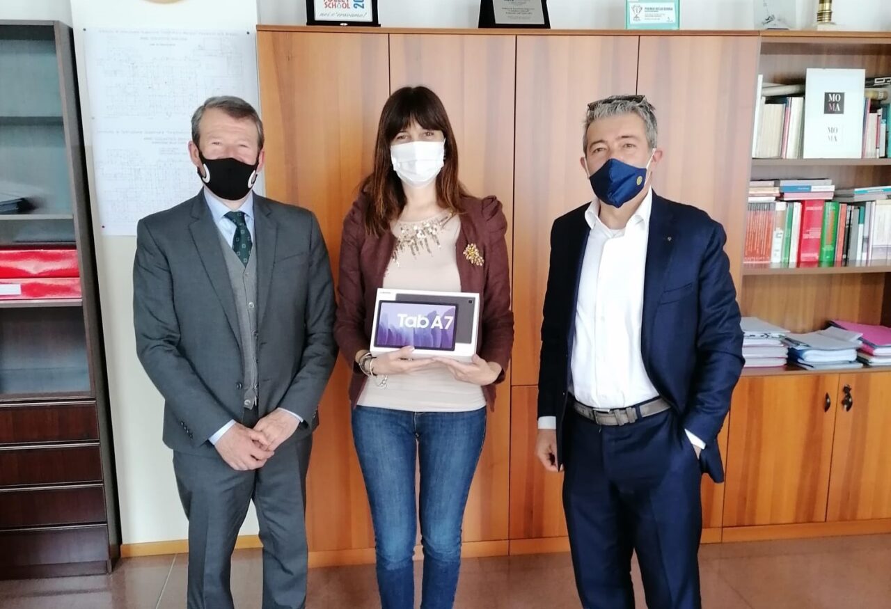 Dal Rotary Brescia Franciacorta un tablet per uno studente in difficoltà