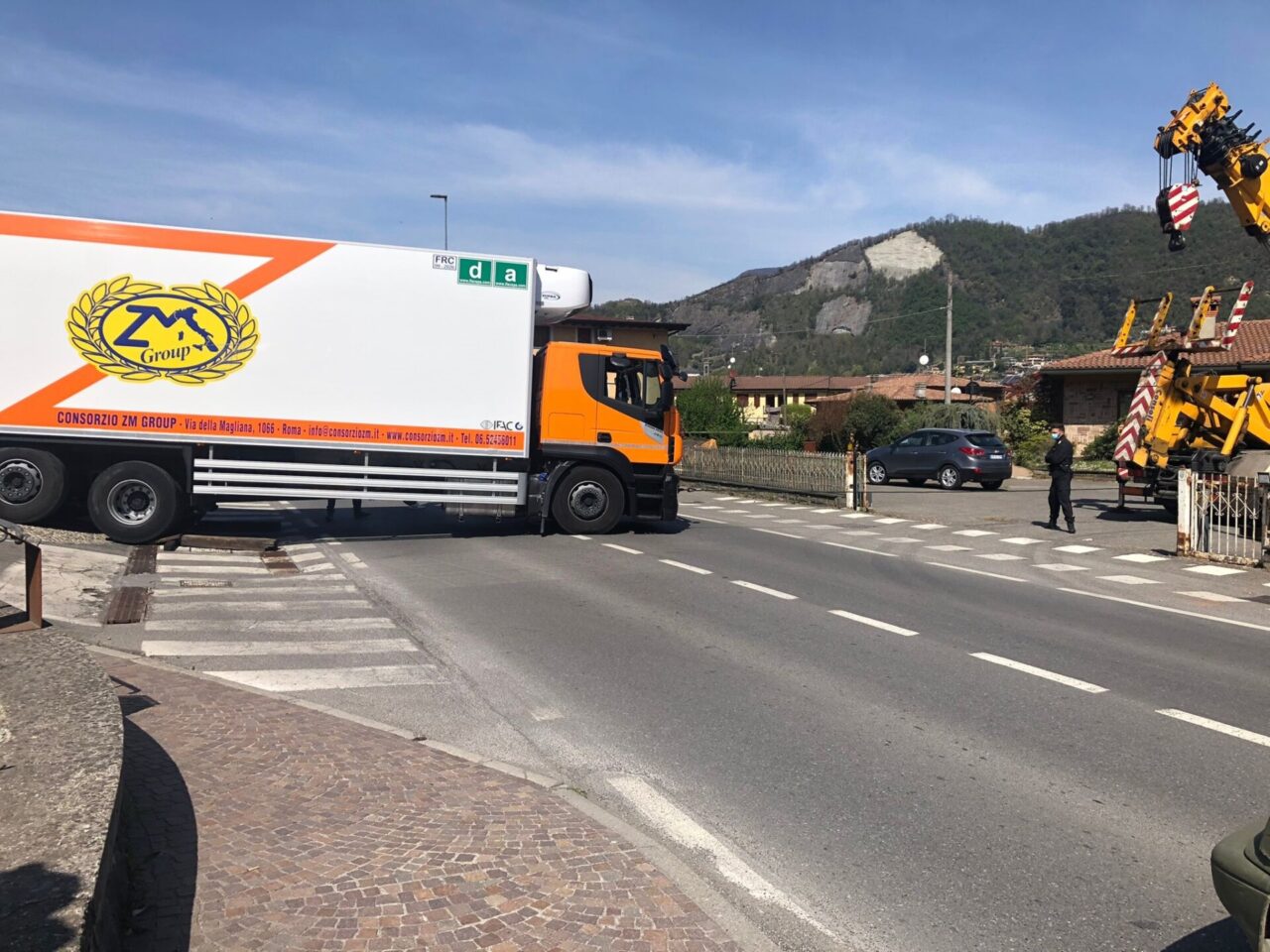 Il camion resta incastrato e blocca la strada