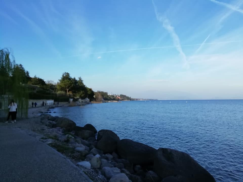 Contro i “maranza” Padenghe del Garda vieta l’alcol in spiaggia