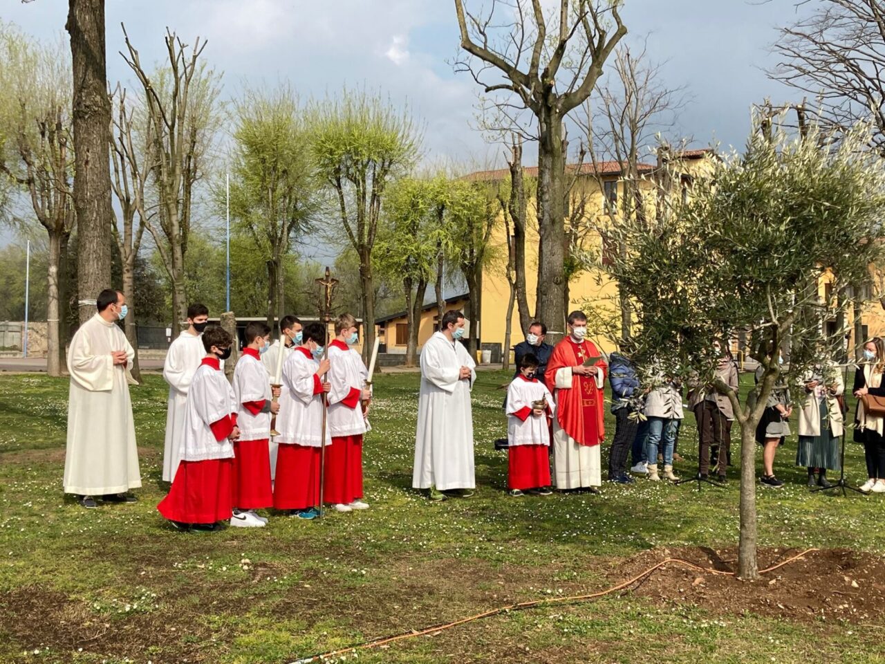 Un ulivo all’oratorio per ricordare don Luca