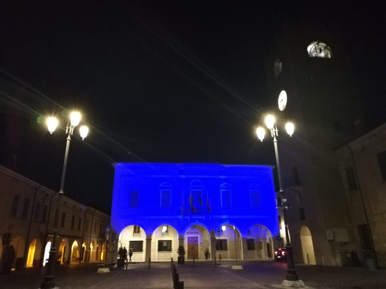 Castel Goffredo illuminata di blu per l’autismo
