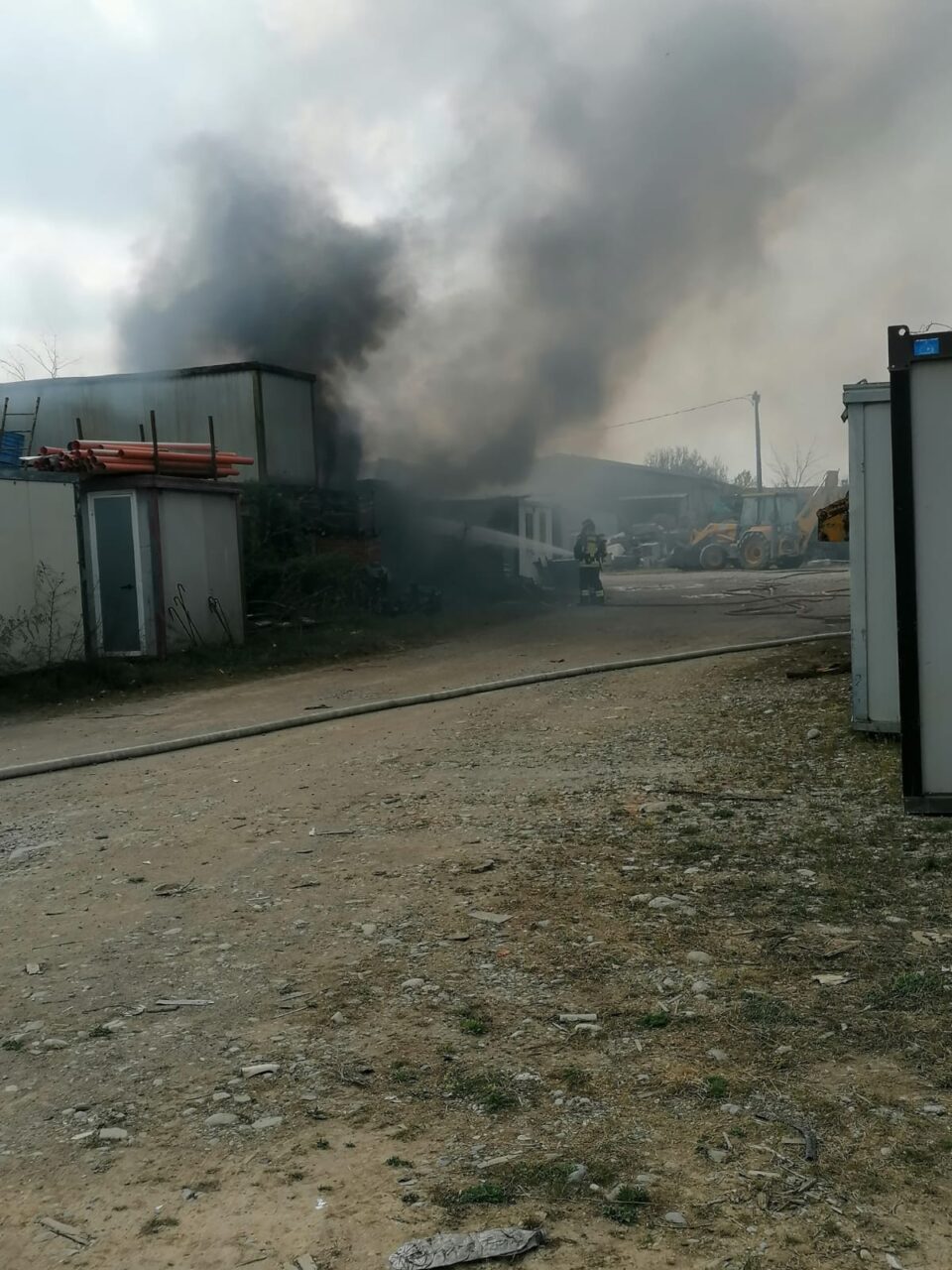 Fuoco in un cantiere edile a Pontoglio: pompieri in azione
