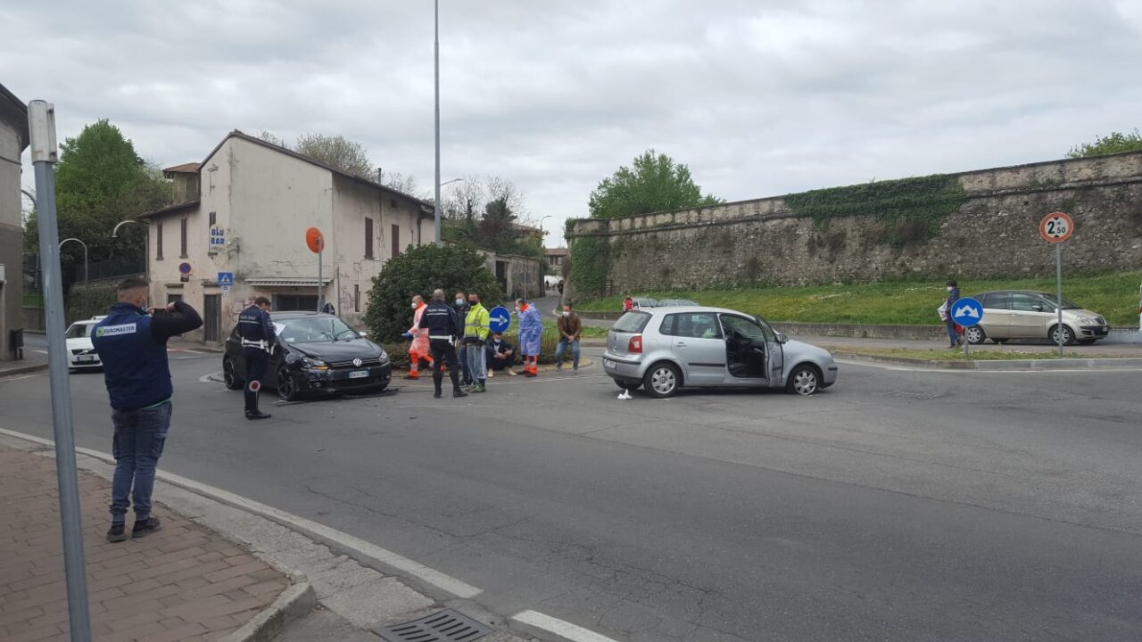Incidente alla rotonda di via Franciacorta