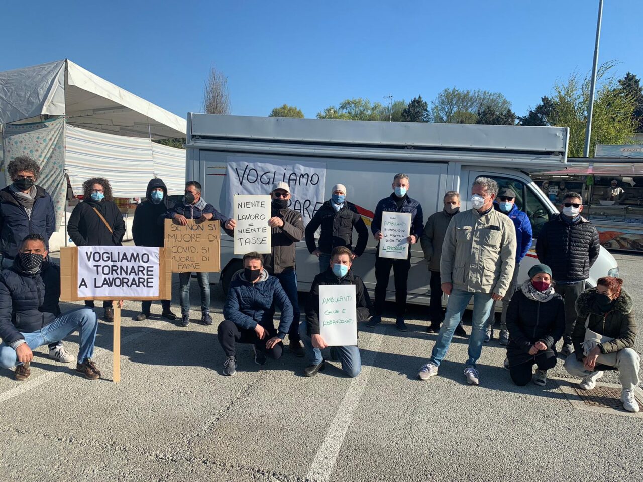 Ambulanti in piazza per protestare: “Fateci riaprire”