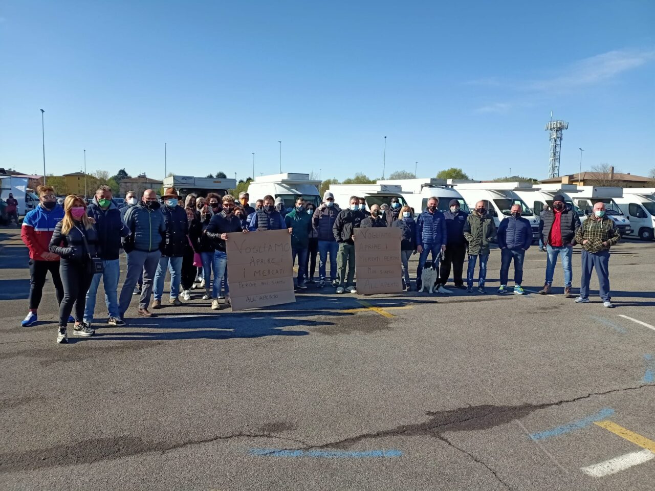 Presidio al mercato dei commercianti ambulanti: “Fateci lavorare”