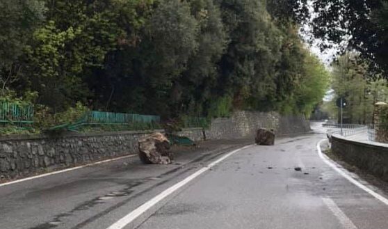 Dopo la messa in sicurezza dai massi riapre la litoranea tra Predore e Tavernola