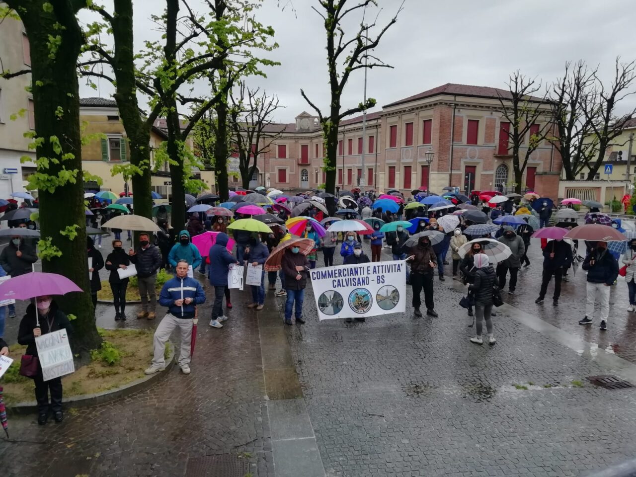 “Adesso basta”: in piazza per manifestare da oltre dieci paesi