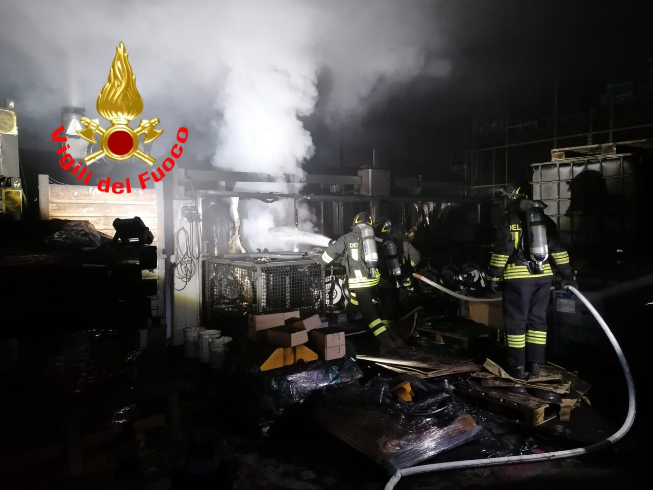 Capannone in fiamme: intervengono i Vigili del fuoco