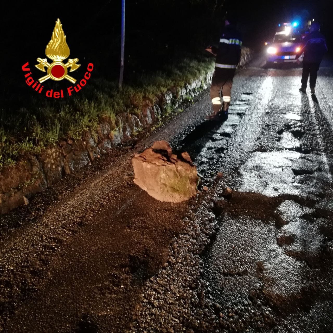 Si staccano i massi dalla parete, intervengono i Vigili del Fuoco