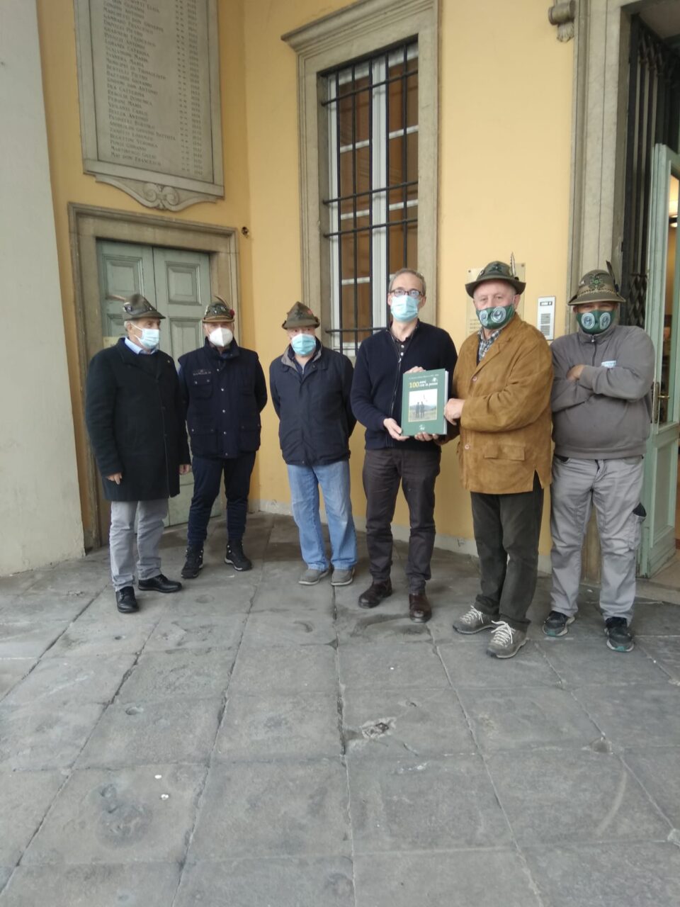 Il libro dell’Ana Brescia donato alla biblioteca di Travagliato