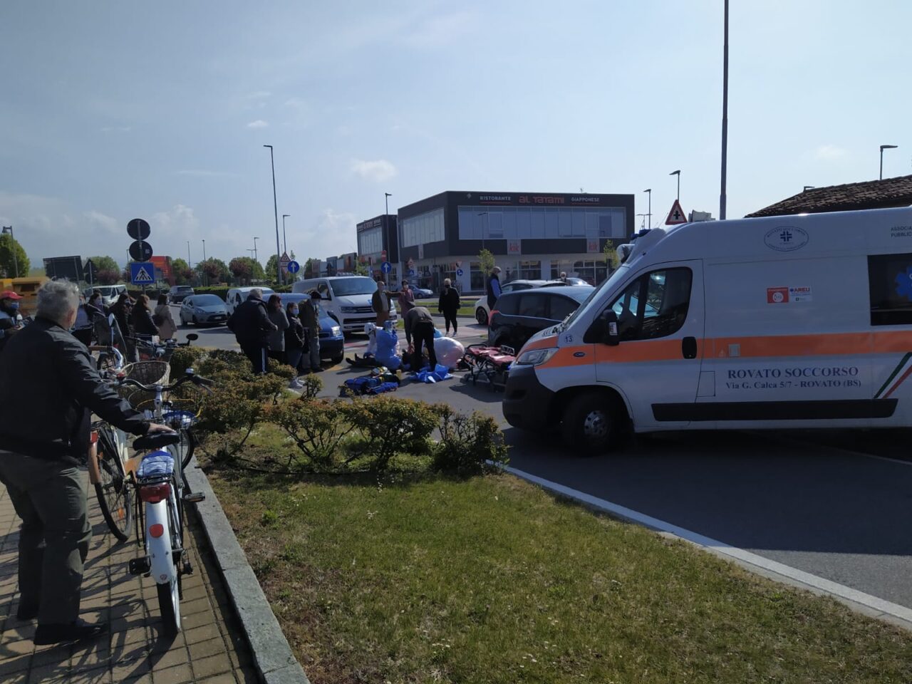 Investimento sul passaggio pedonale in via Brescia, ferito un uomo in bicicletta