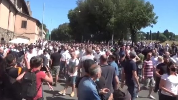 Forze dell’ordine e cronisti aggrediti da ultras di Destra: nei guai anche un clarense