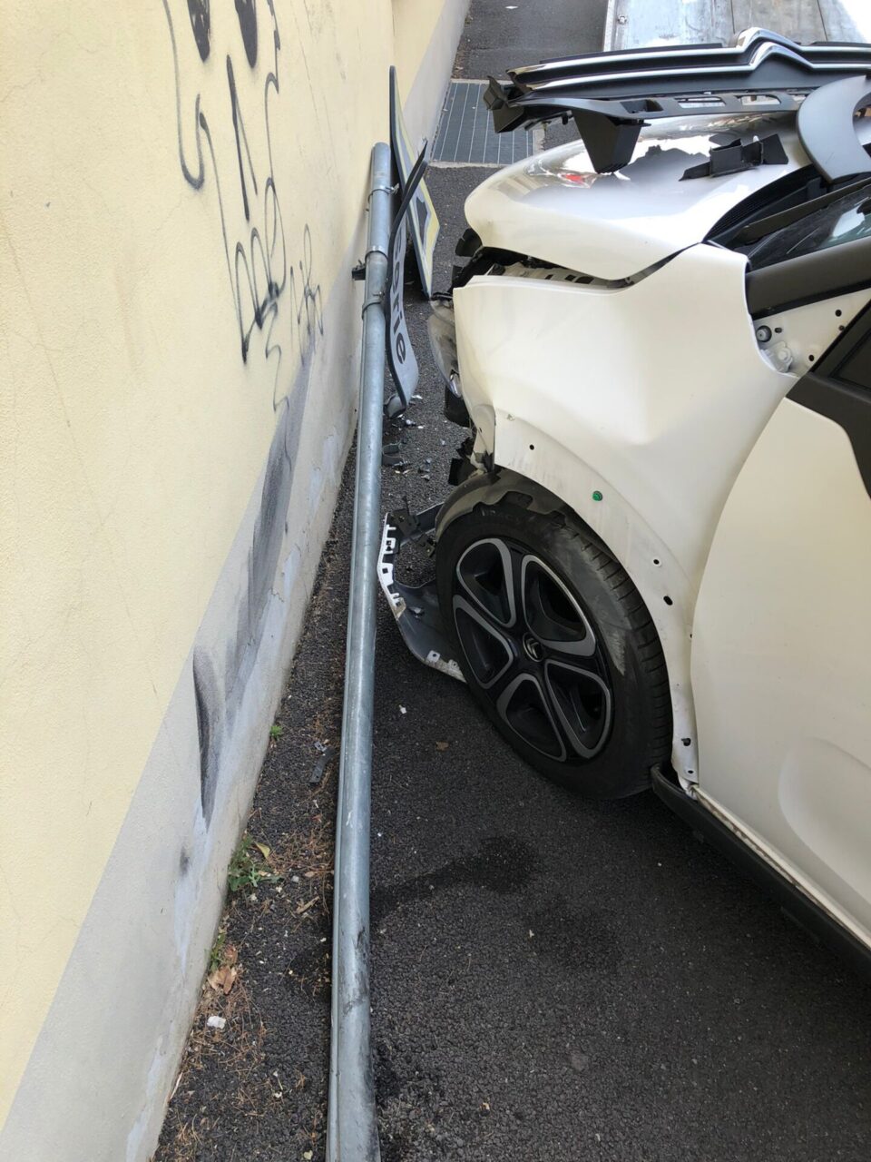 Ubriaco alla guida, travolge la segnaletica e si schianta