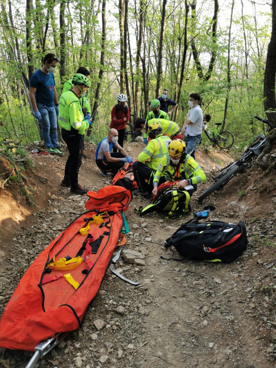 Brutta caduta in mezzo ai boschi, soccorso un ciclista