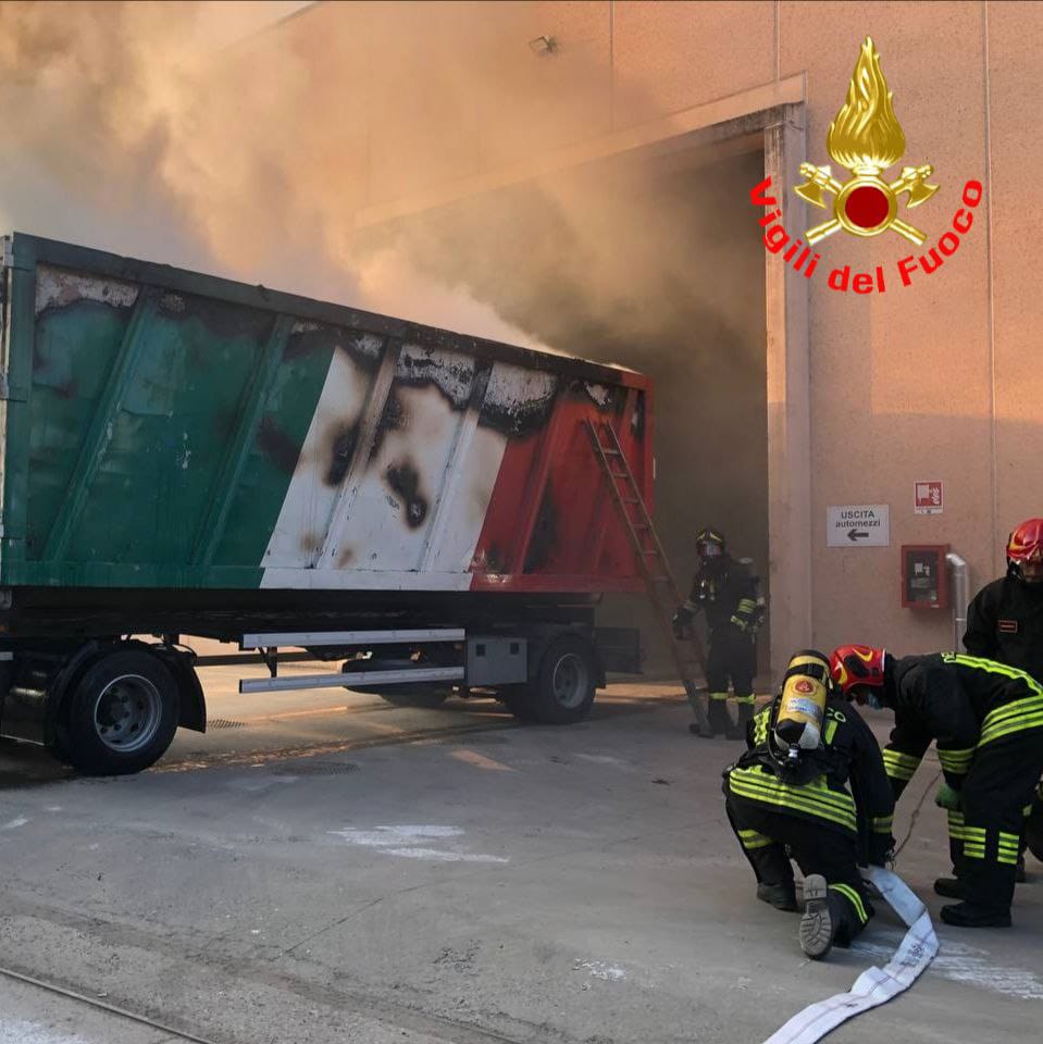 Scoppia il rogo in una ditta, in fiamme i rifiuti