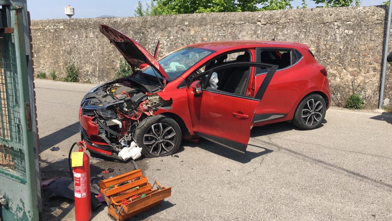 Perde il controllo dell’auto e si schianta contro un palo