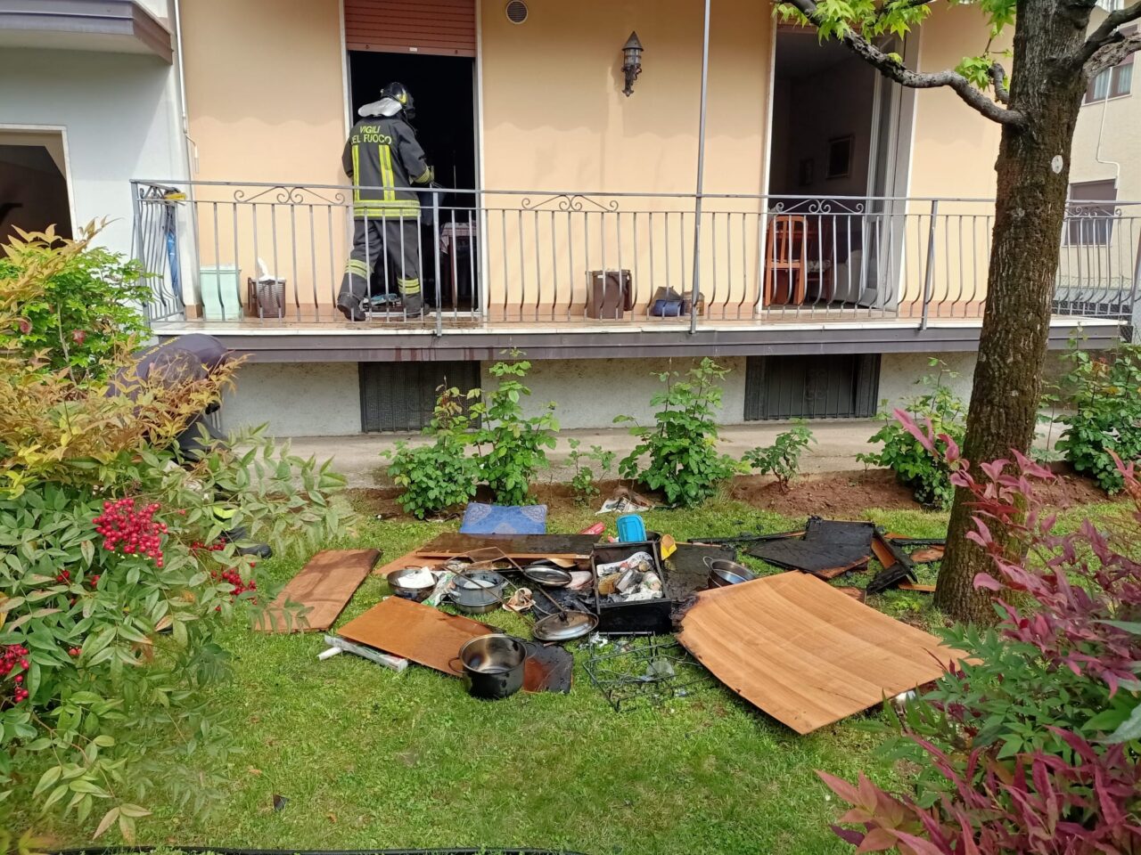 Fiamme in cucina: pompieri in azione in via Kennedy