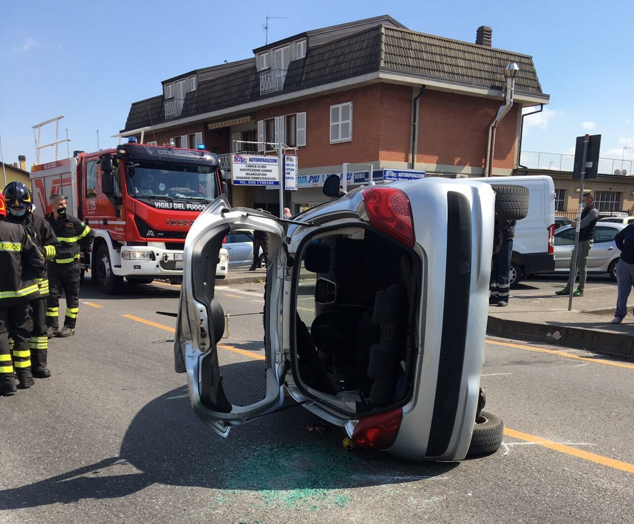 L’auto si ribalta: donna estratta dai Vigili del fuoco