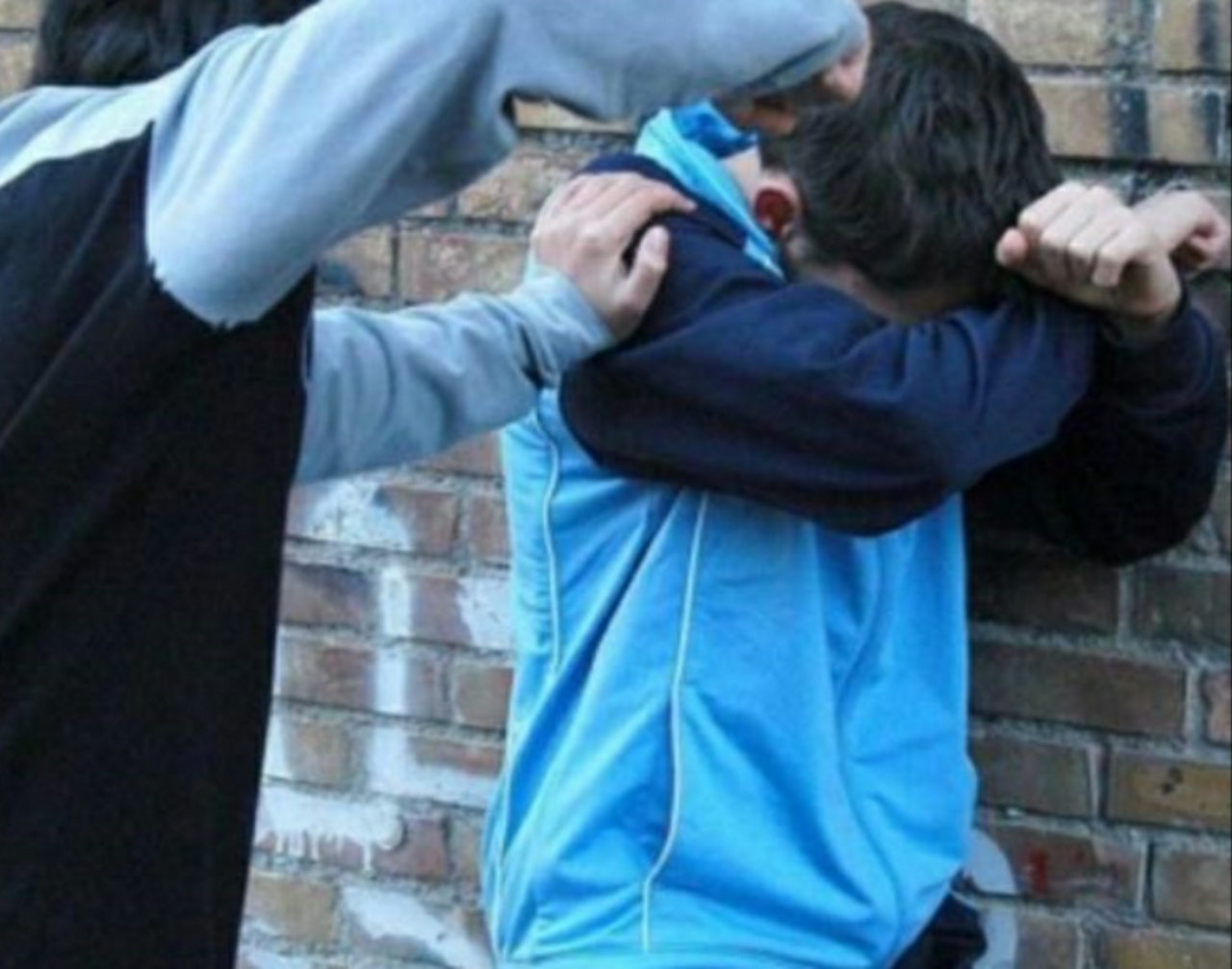 Voleva vendicarsi dei molestatori della sorella, ma loro gli fratturano la mandibola