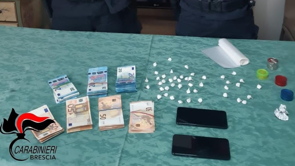 Nascondeva la droga nella siepe: in manette un 25enne