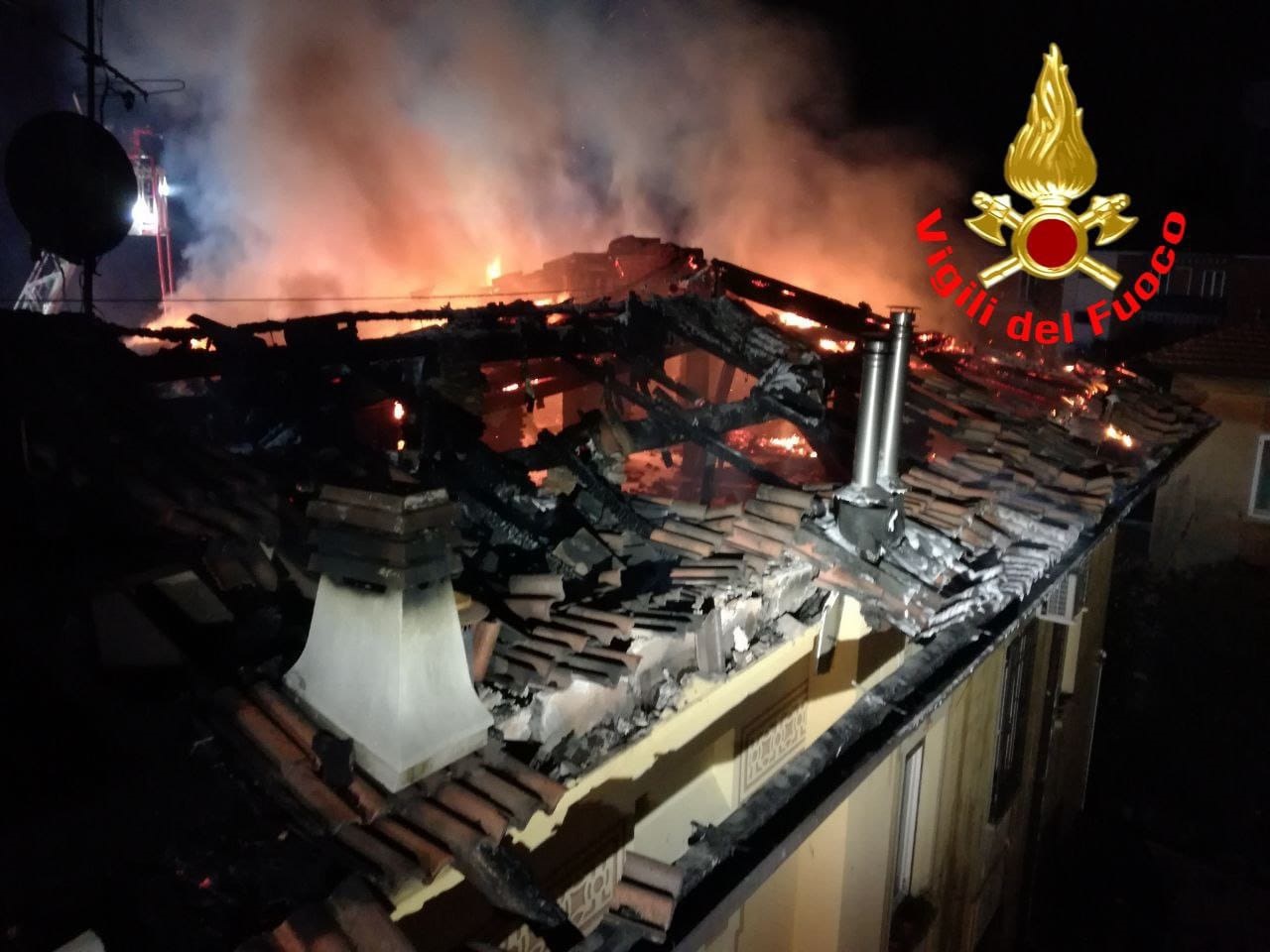 Incendio devasta tetto al quartiere Leonessa