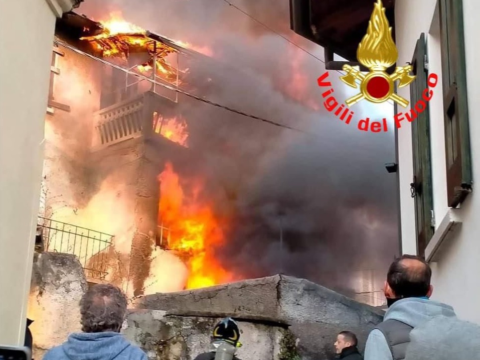 Incendio devastante a Lumezzane: quattro famiglie senza casa